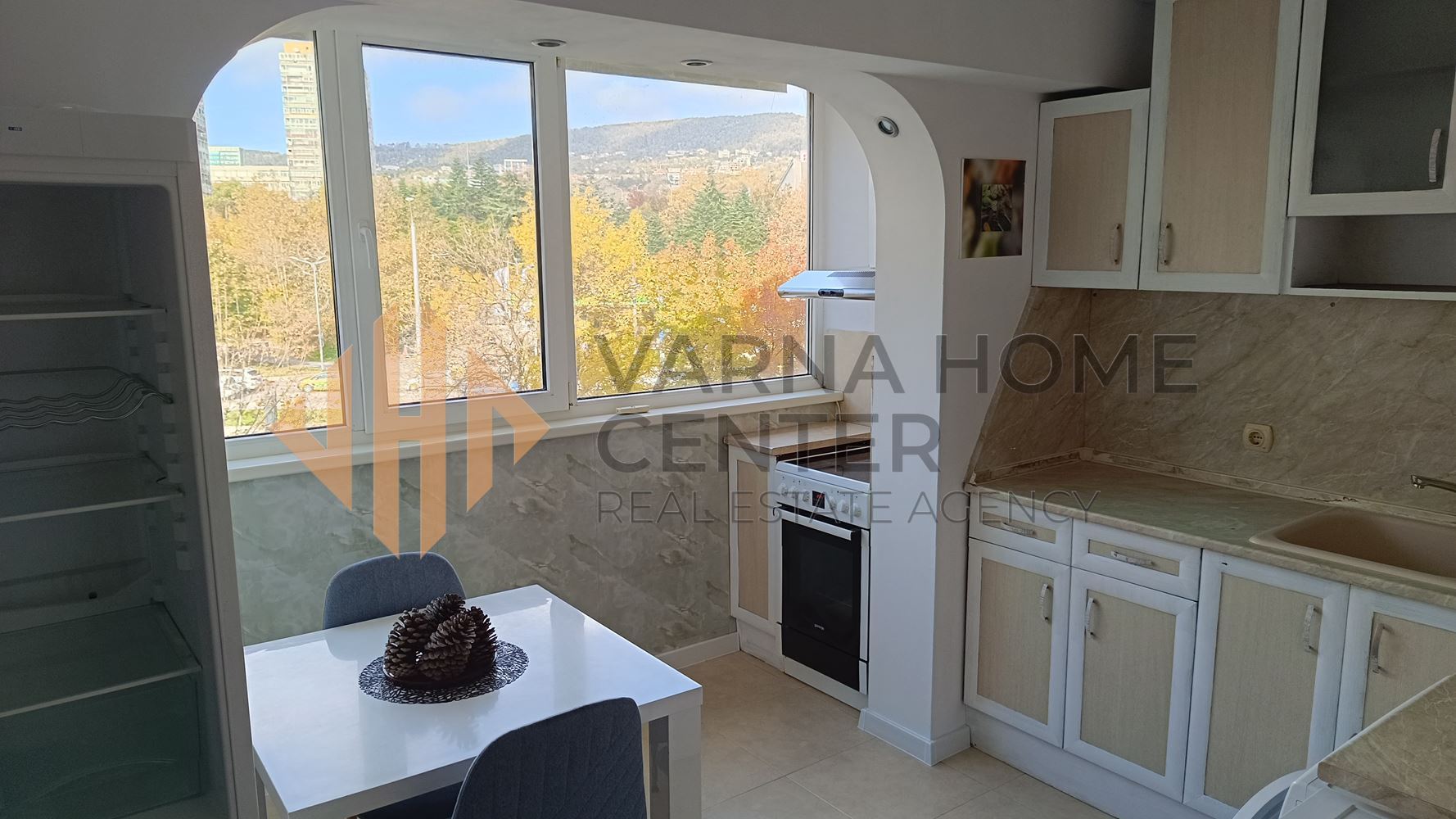 13182Тристаен обзаведен апартамент под наем в района на кв.Чайка, Варна