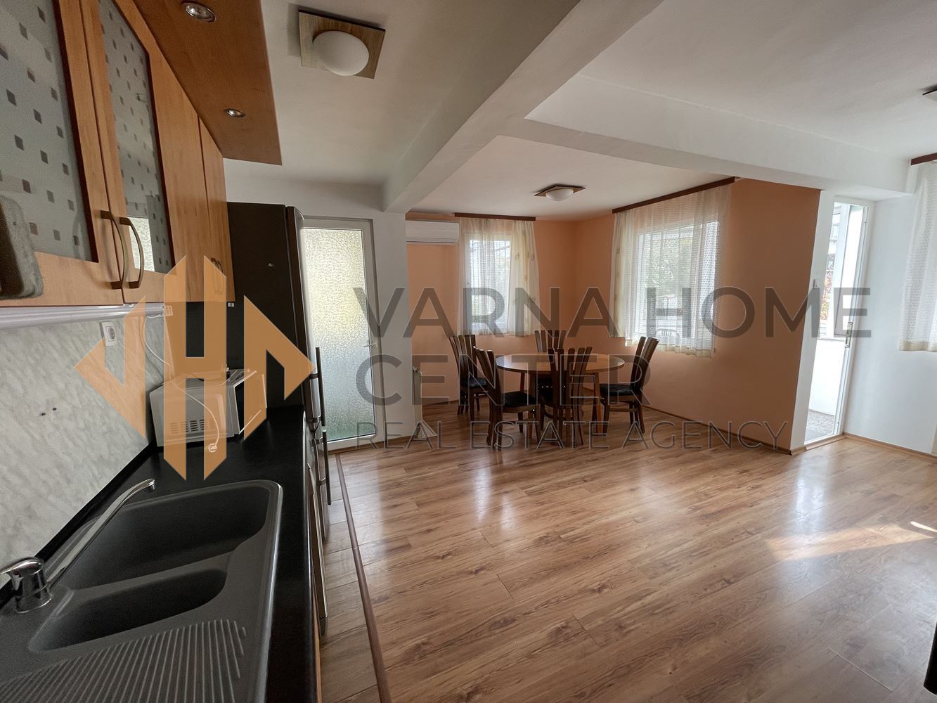 12870Многостаен, светъл, просторен апартамент под наем.Лятно Кино Тракия.