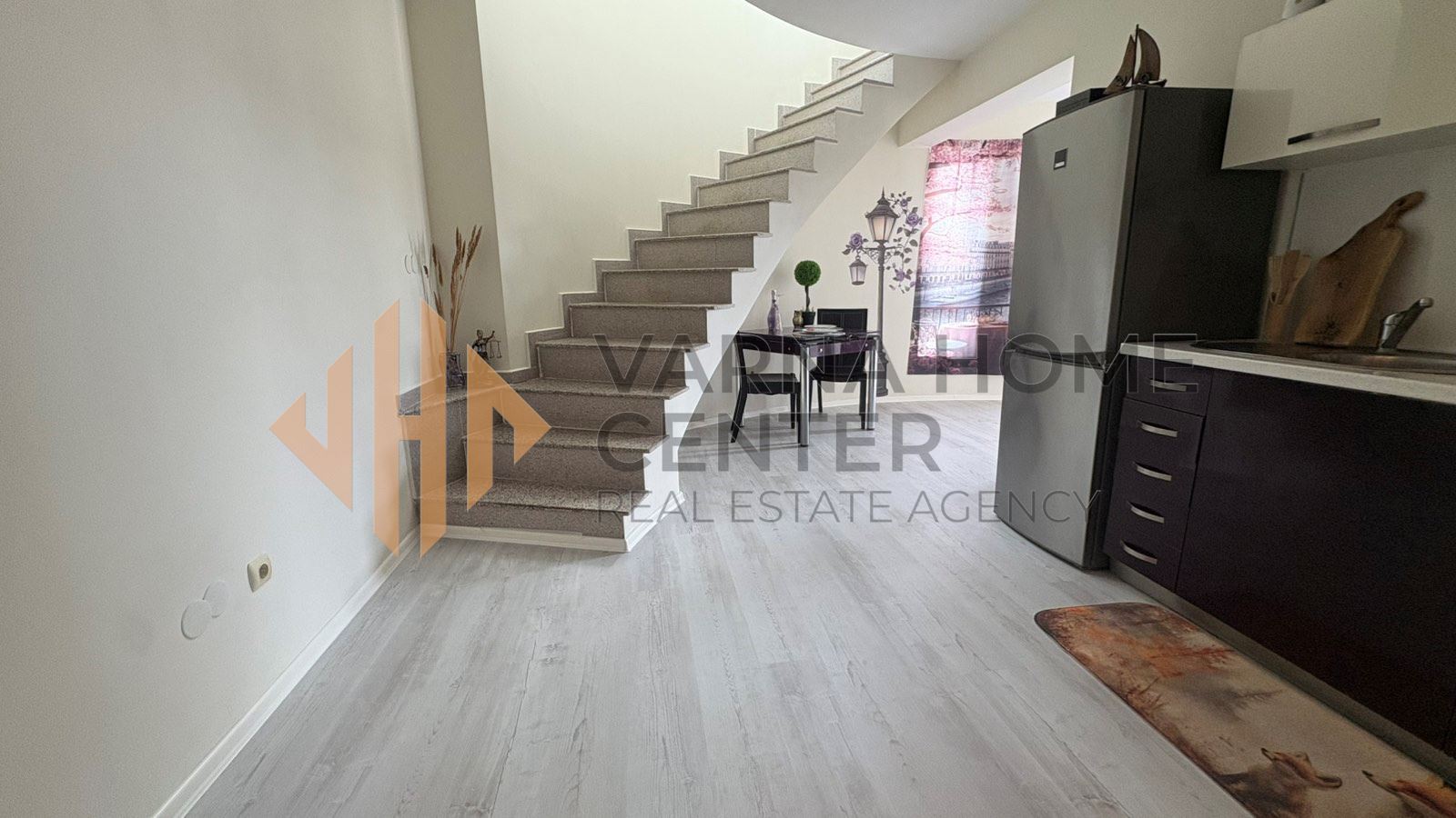 6727Varna Home Center