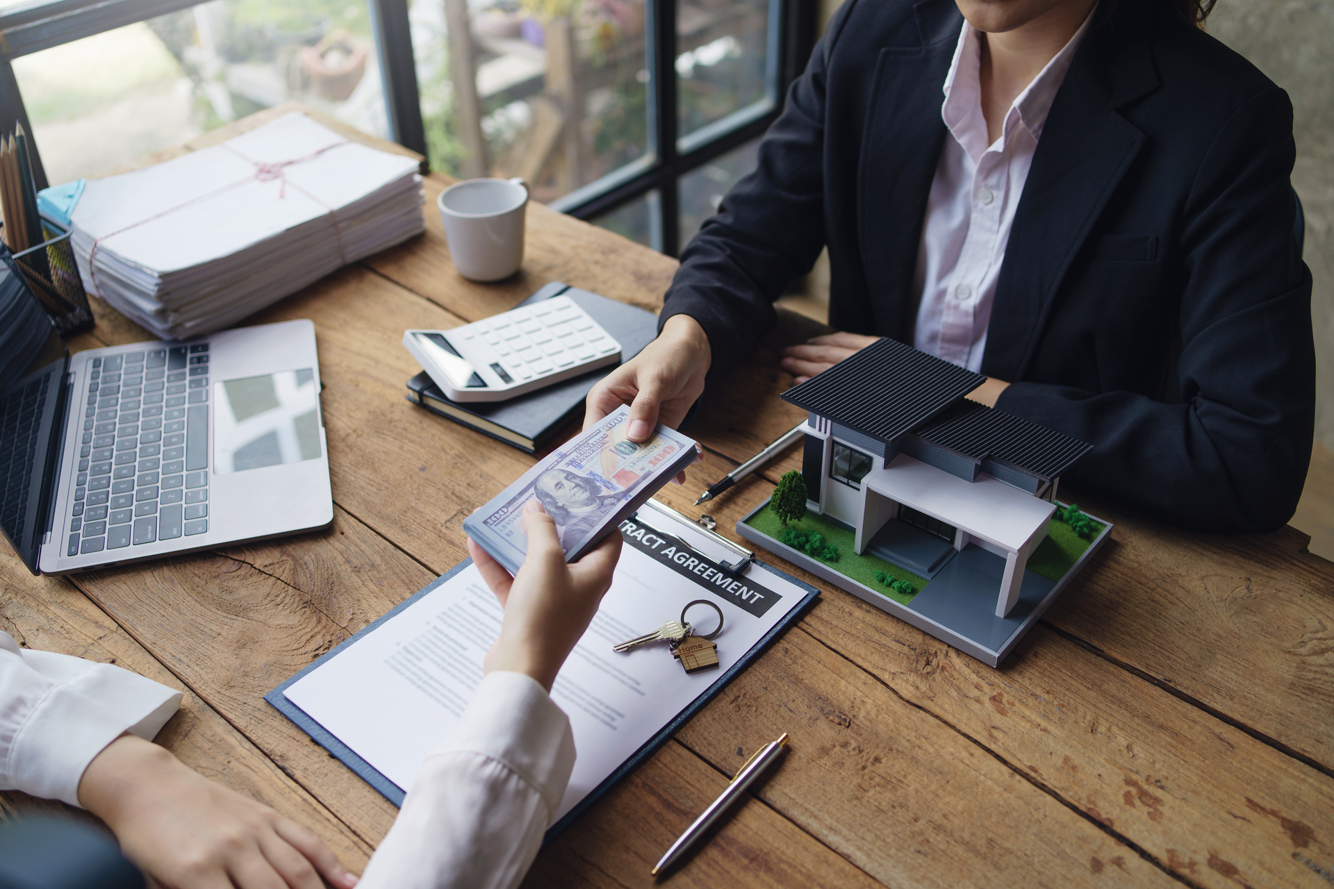 Организиране на сделка за продажба на ипотекиран имот с участие на банка, нотариус и професионален брокер